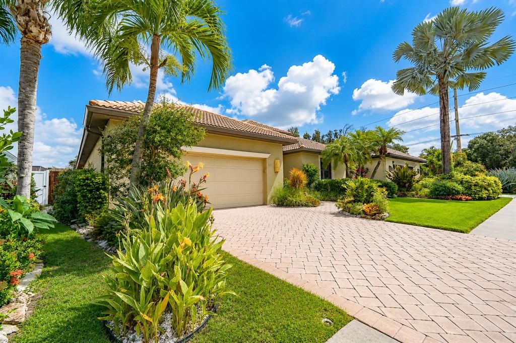 For Sale: $629,500 (2 beds, 2 baths, 2095 Square Feet)