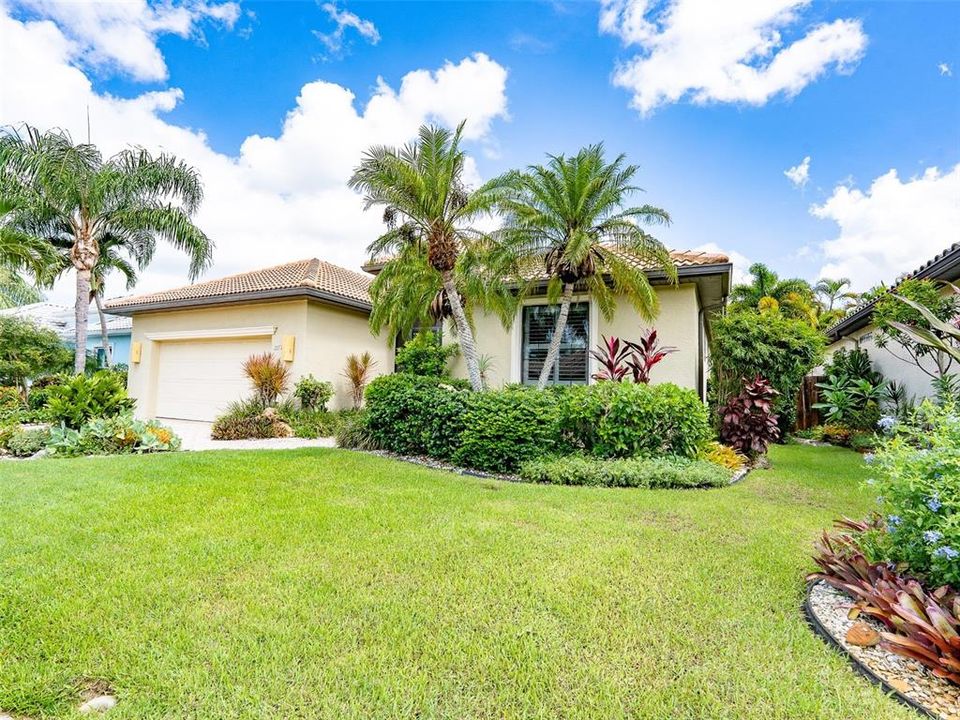 For Sale: $629,500 (2 beds, 2 baths, 2095 Square Feet)