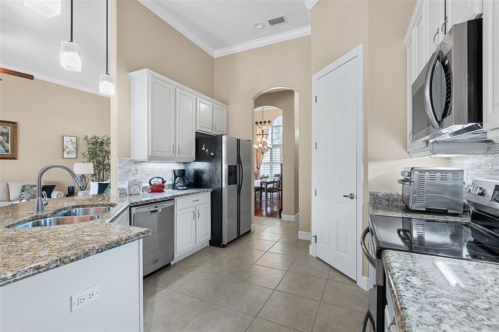 For Sale: $699,500 (5 beds, 3 baths, 2600 Square Feet)
