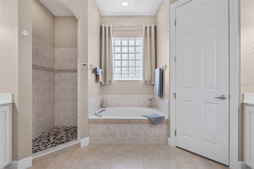 For Sale: $699,500 (5 beds, 3 baths, 2600 Square Feet)