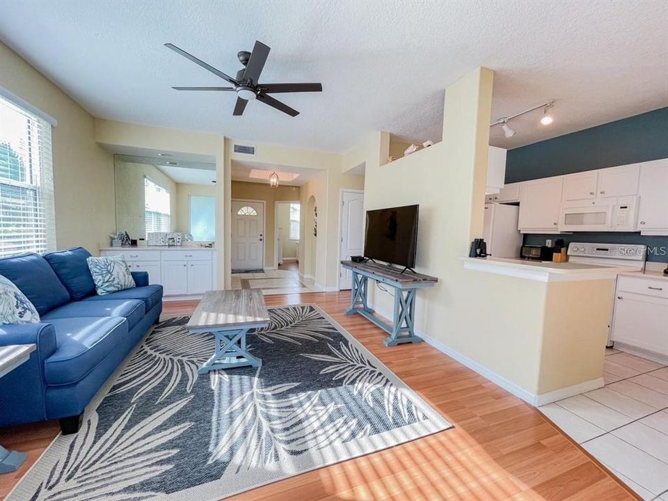 For Rent: $4,250 (3 beds, 2 baths, 1383 Square Feet)