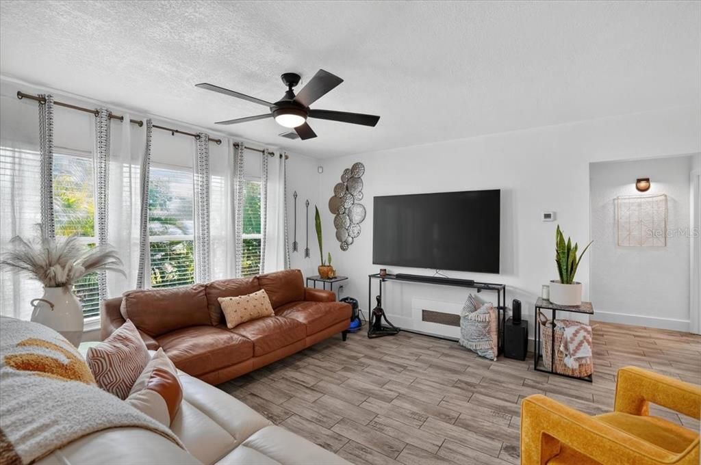 For Sale: $360,000 (4 beds, 2 baths, 1557 Square Feet)