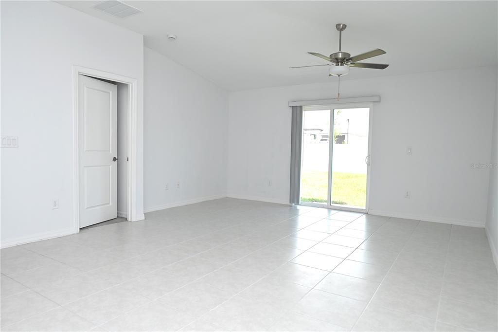 For Rent: $2,260 (4 beds, 2 baths, 1815 Square Feet)
