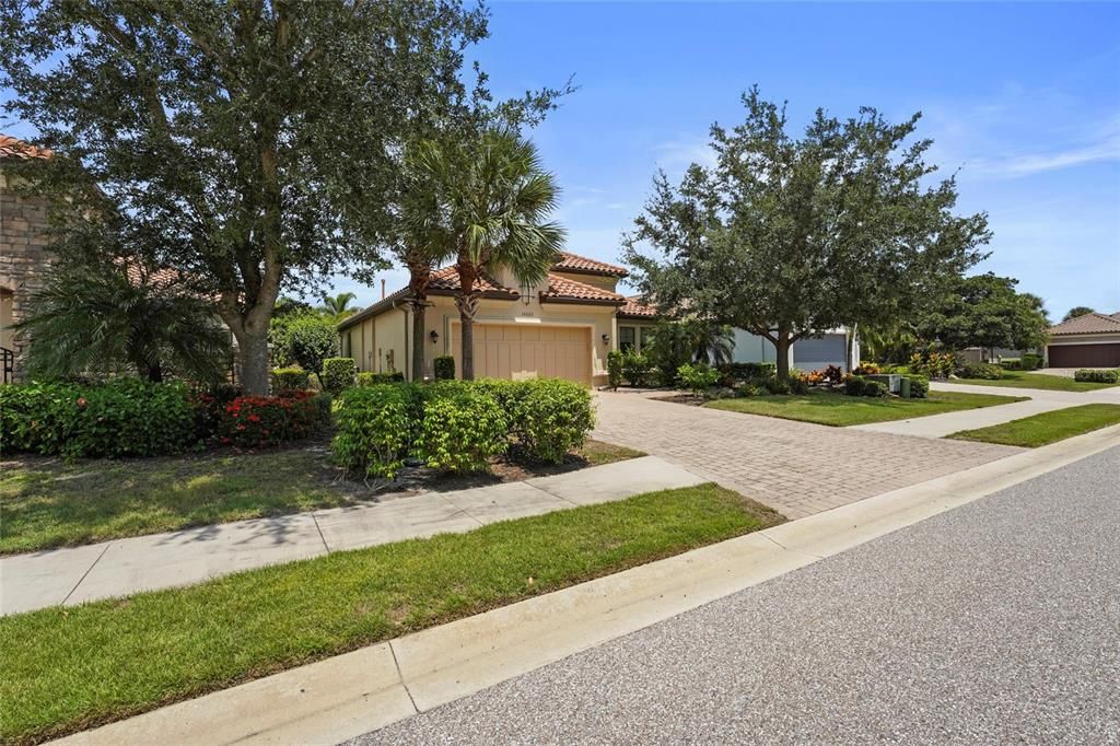 For Sale: $729,900 (3 beds, 3 baths, 2307 Square Feet)