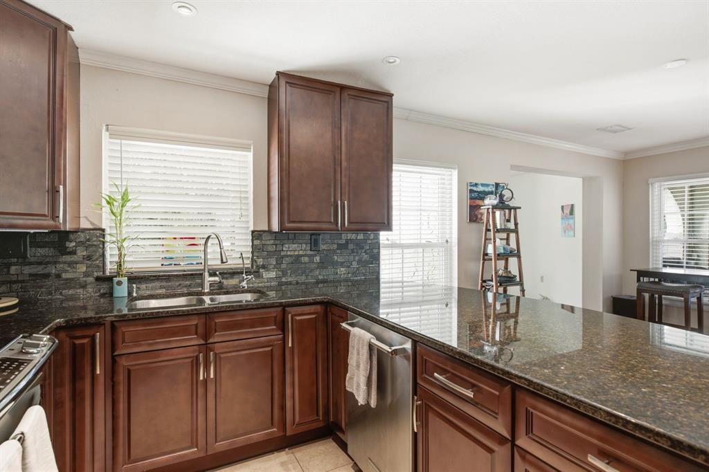 Под контрактом: $169,900 (2 спален, 2 ванн, 1140 Квадратных фут)