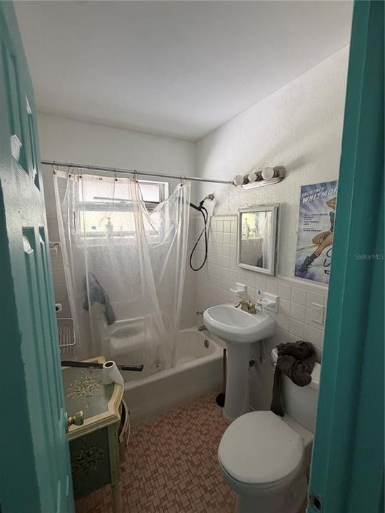 For Sale: $275,000 (3 beds, 2 baths, 1366 Square Feet)