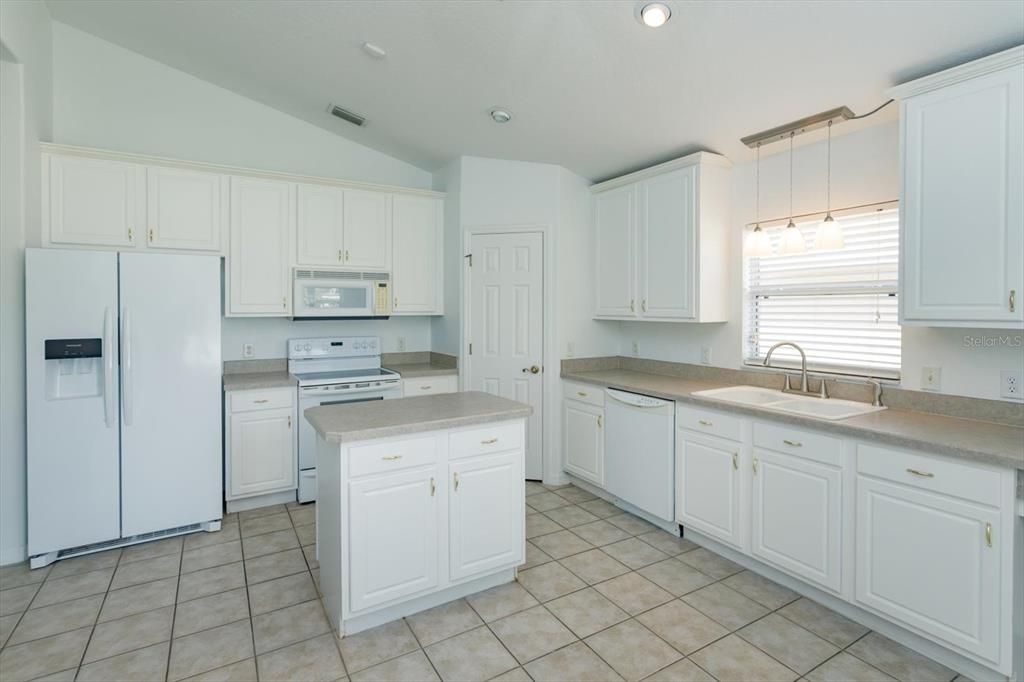 For Sale: $300,000 (3 beds, 2 baths, 1595 Square Feet)