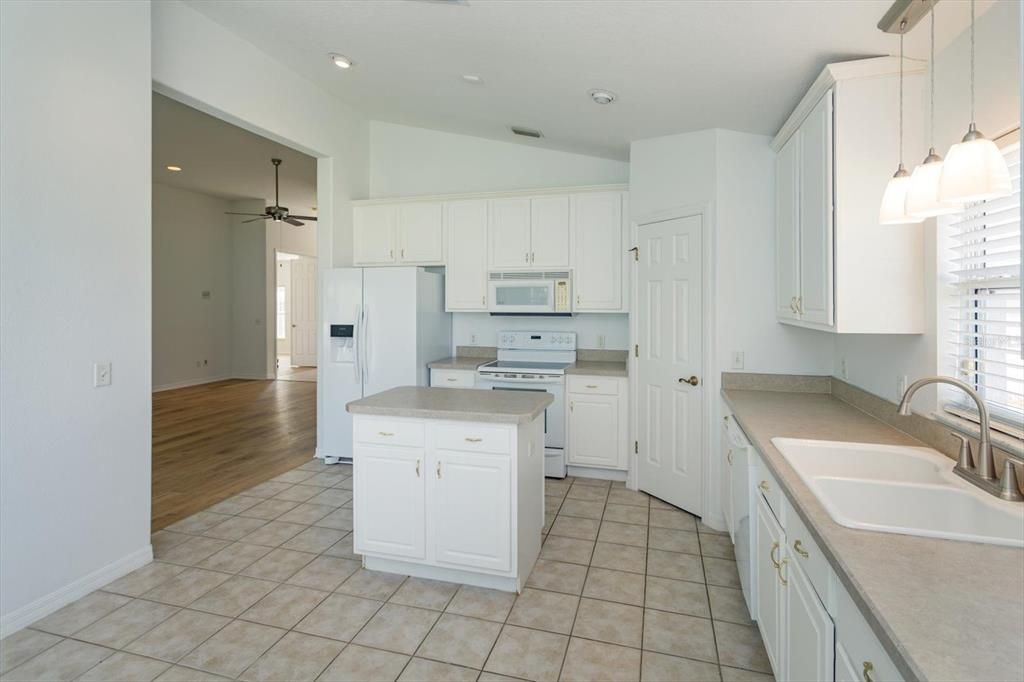 For Sale: $300,000 (3 beds, 2 baths, 1595 Square Feet)