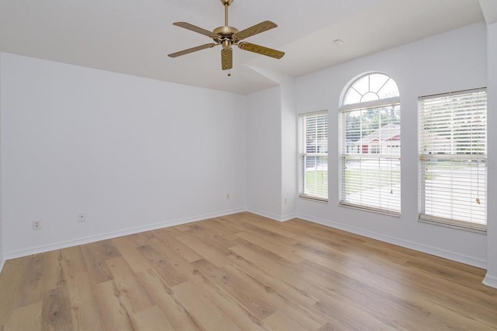 For Sale: $300,000 (3 beds, 2 baths, 1595 Square Feet)