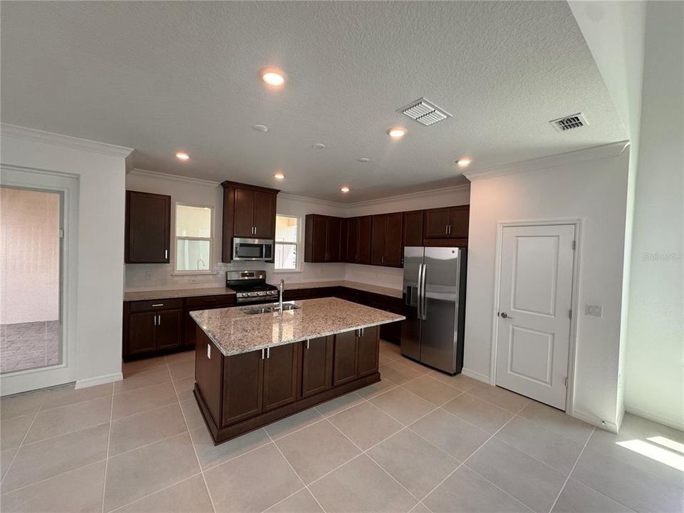 For Rent: $3,800 (5 beds, 4 baths, 2841 Square Feet)