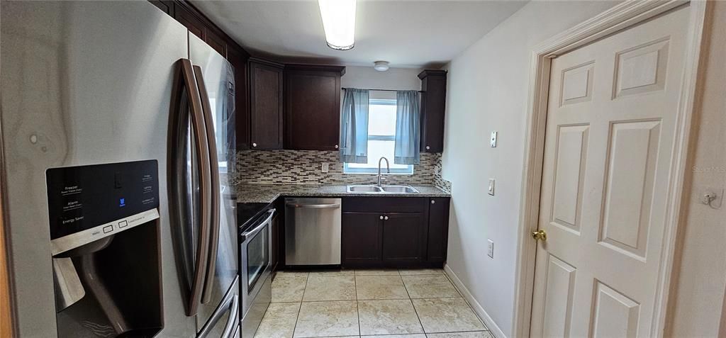 For Rent: $2,200 (2 beds, 2 baths, 948 Square Feet)