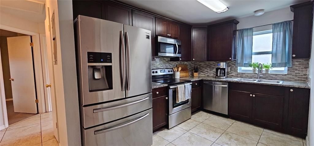 For Rent: $2,200 (2 beds, 2 baths, 948 Square Feet)