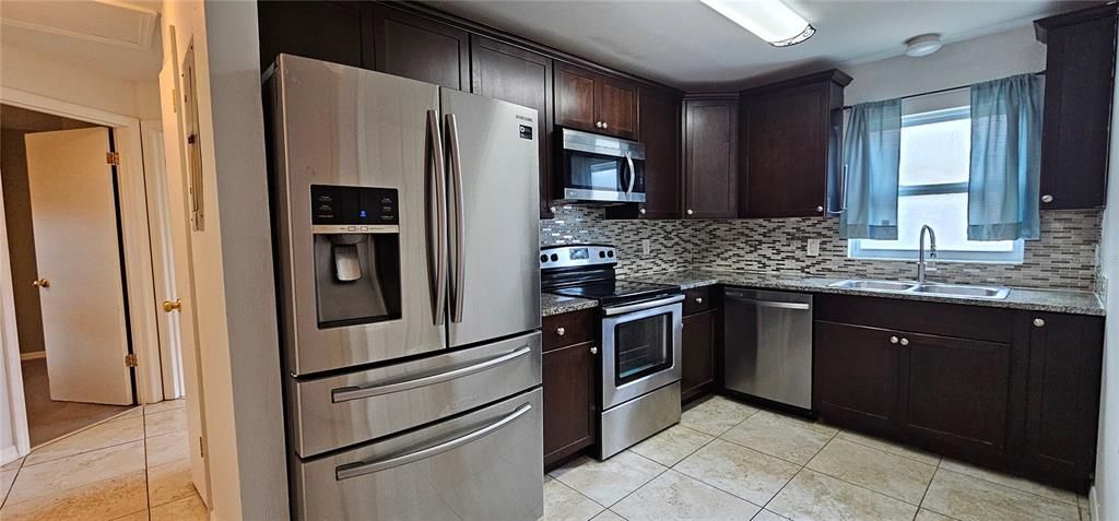 For Rent: $2,200 (2 beds, 2 baths, 948 Square Feet)