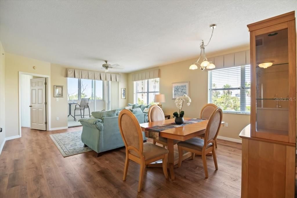 For Sale: $268,900 (3 beds, 2 baths, 1349 Square Feet)
