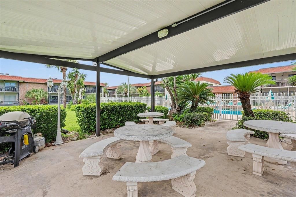 For Sale: $228,500 (2 beds, 2 baths, 1000 Square Feet)