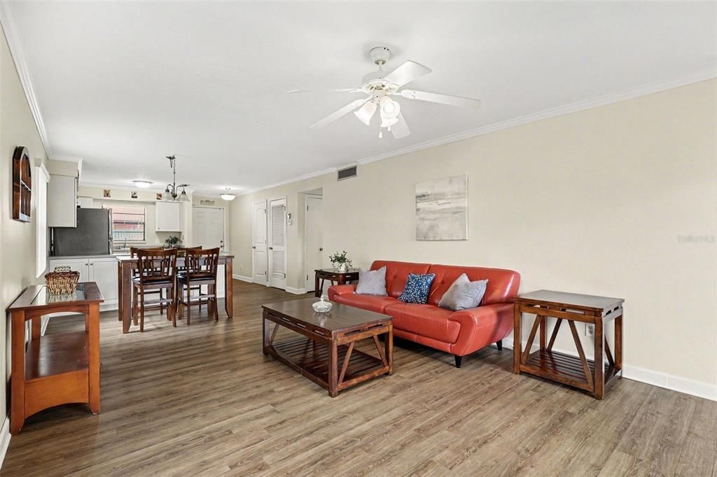 For Sale: $228,500 (2 beds, 2 baths, 1000 Square Feet)