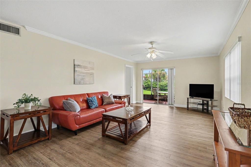 For Sale: $228,500 (2 beds, 2 baths, 1000 Square Feet)
