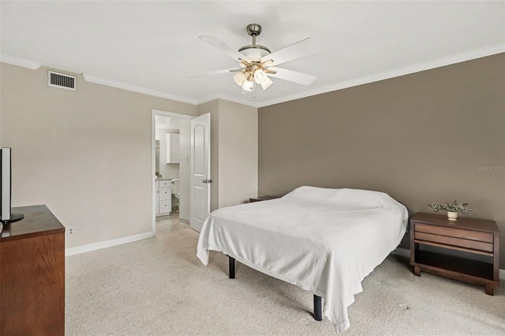 For Sale: $228,500 (2 beds, 2 baths, 1000 Square Feet)