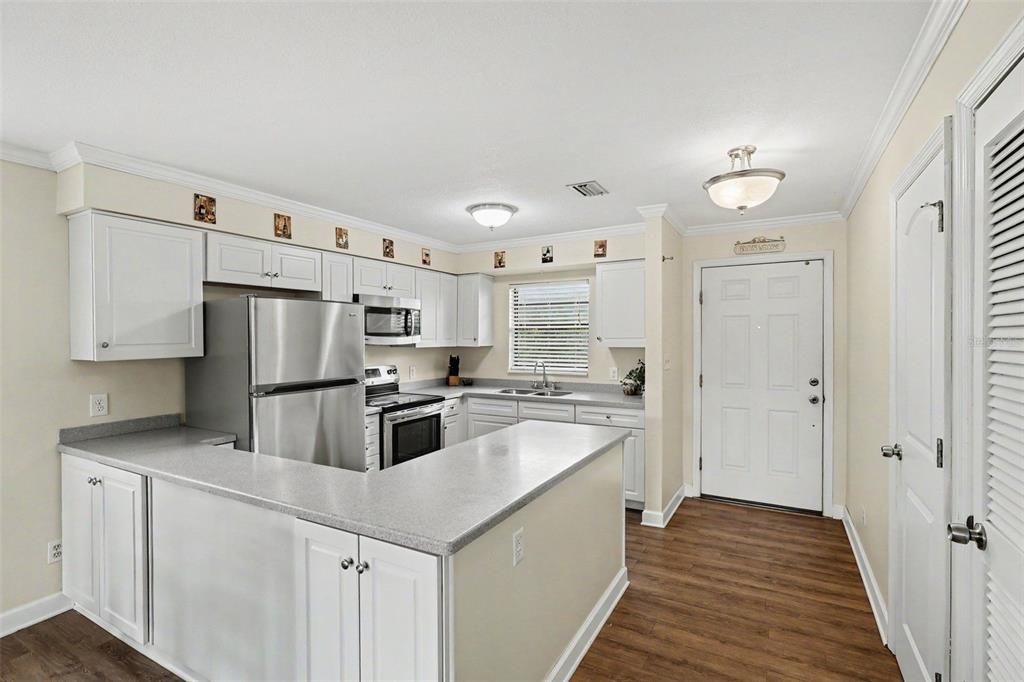 For Sale: $228,500 (2 beds, 2 baths, 1000 Square Feet)