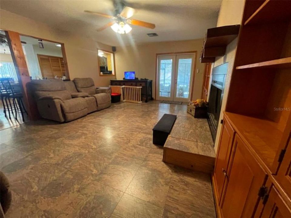 For Sale: $650,000 (3 beds, 2 baths, 2086 Square Feet)