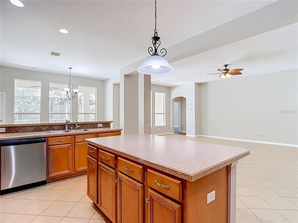 En Venta: $574,900 (4 camas, 3 baños, 3366 Pies cuadrados)