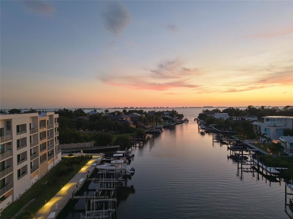 For Rent: $2,500 (1 beds, 1 baths, 896 Square Feet)