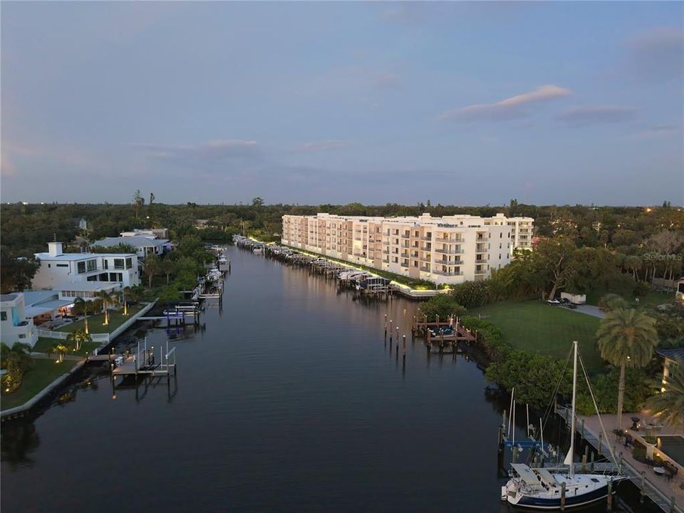 For Rent: $2,500 (1 beds, 1 baths, 896 Square Feet)