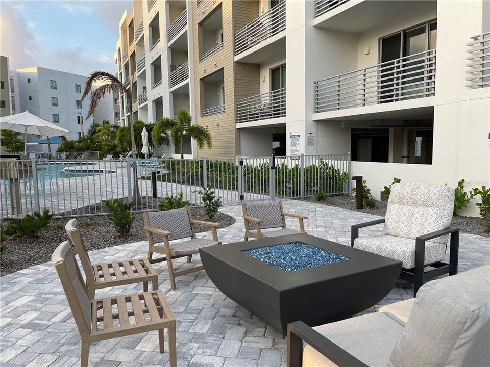 For Rent: $2,500 (1 beds, 1 baths, 896 Square Feet)
