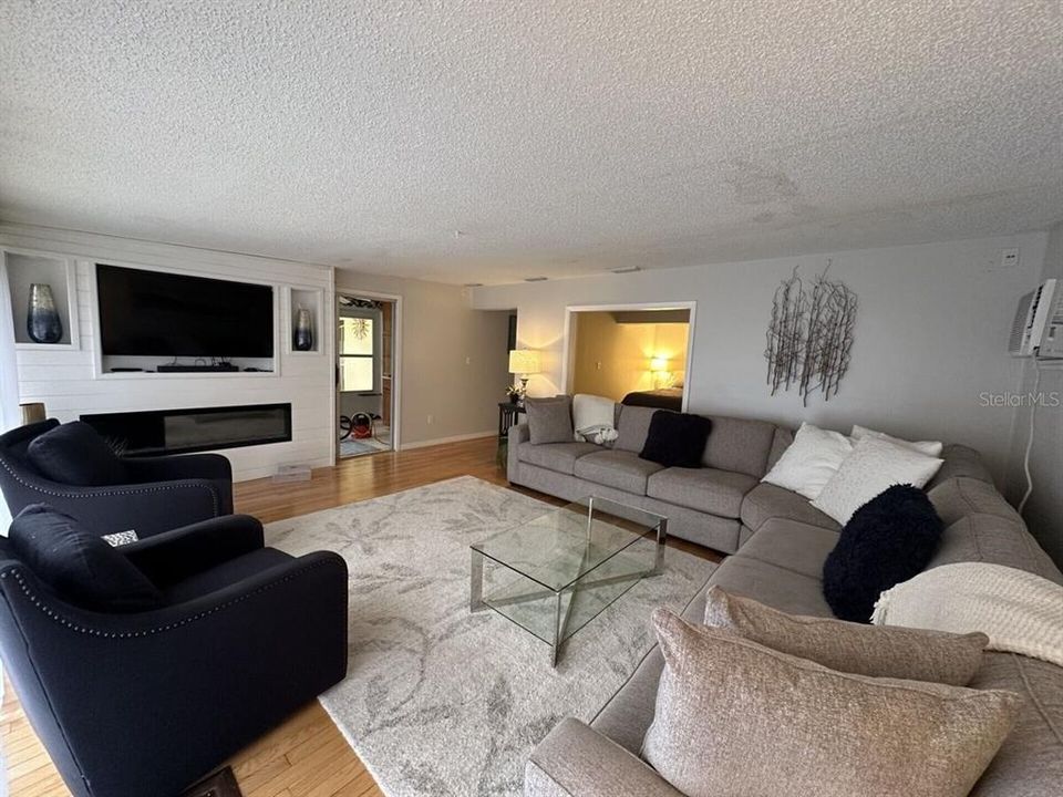 For Sale: $729,500 (2 beds, 1 baths, 1980 Square Feet)