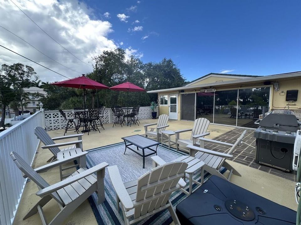 For Sale: $729,500 (2 beds, 1 baths, 1980 Square Feet)