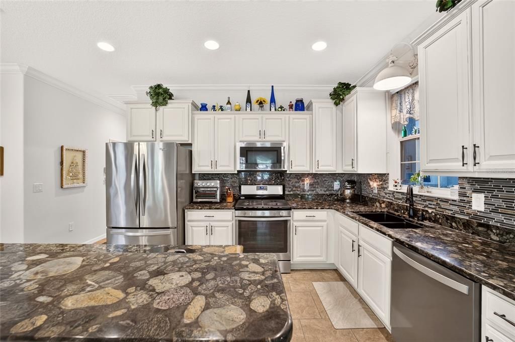 For Sale: $359,900 (3 beds, 3 baths, 1878 Square Feet)