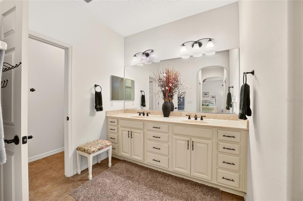 For Sale: $359,900 (3 beds, 3 baths, 1878 Square Feet)
