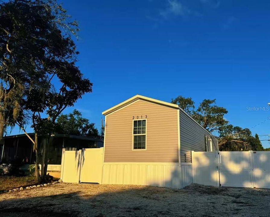 For Sale: $179,000 (2 beds, 2 baths, 784 Square Feet)