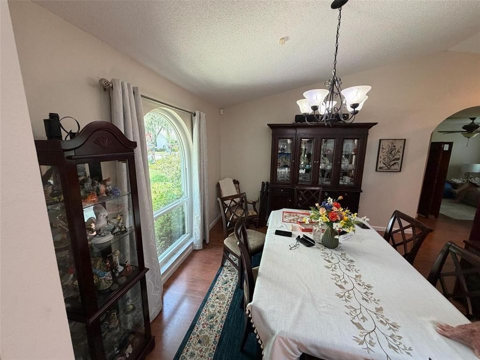 Под контрактом: $369,999 (3 спален, 2 ванн, 1666 Квадратных фут)