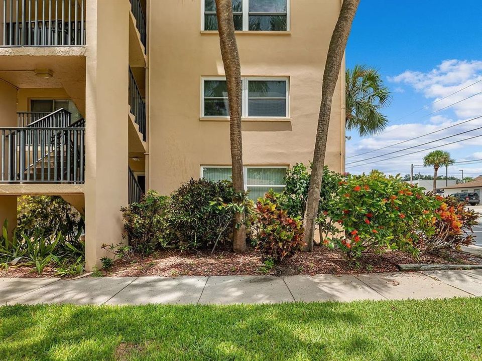 For Rent: $1,800 (2 beds, 2 baths, 835 Square Feet)