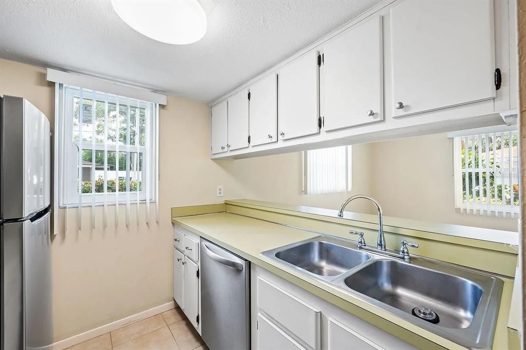 For Rent: $1,800 (2 beds, 2 baths, 835 Square Feet)