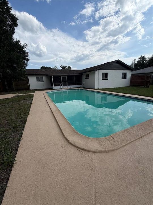 For Rent: $2,100 (3 beds, 2 baths, 1405 Square Feet)