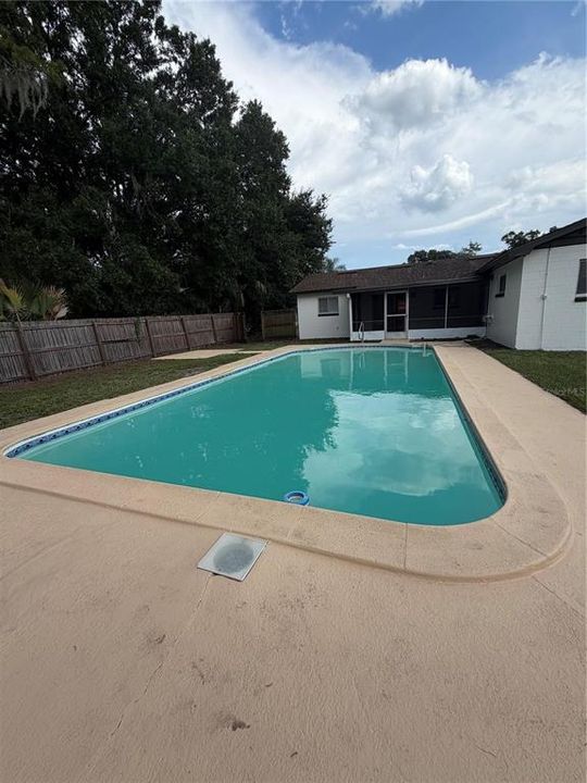 For Rent: $2,100 (3 beds, 2 baths, 1405 Square Feet)