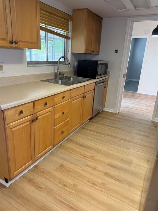 For Rent: $2,100 (3 beds, 2 baths, 1405 Square Feet)