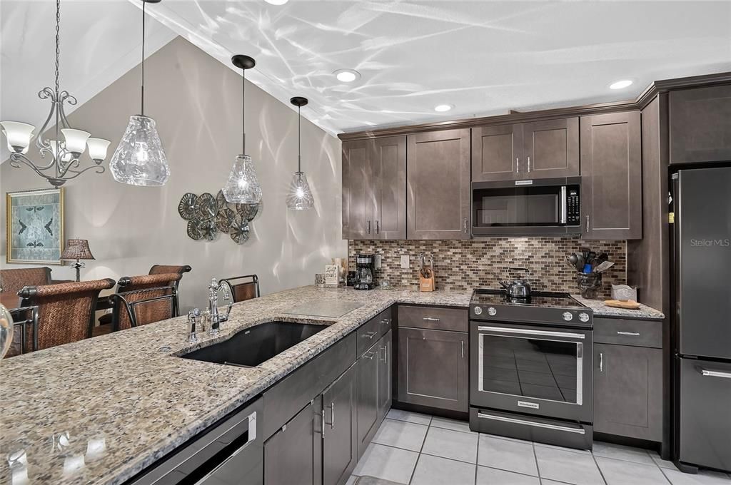 For Sale: $365,900 (2 beds, 2 baths, 1343 Square Feet)