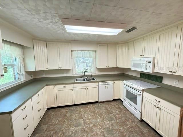 На продажу: $259,900 (3 спален, 1 ванн, 2010 Квадратных фут)