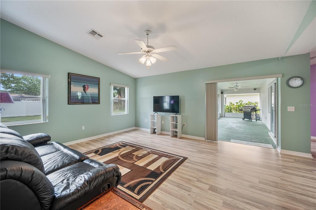 For Sale: $340,000 (3 beds, 2 baths, 1646 Square Feet)