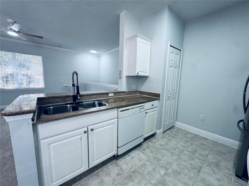 For Sale: $229,900 (2 beds, 1 baths, 966 Square Feet)