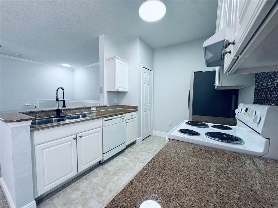 For Sale: $229,900 (2 beds, 1 baths, 966 Square Feet)