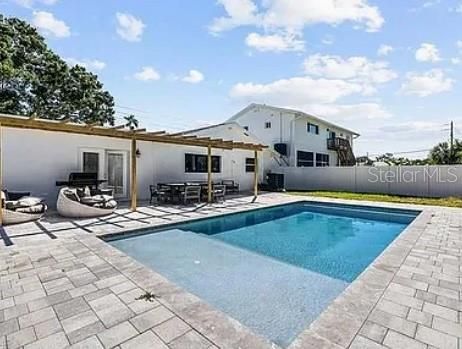 En Renta: $4,400 (5 camas, 3 baños, 1828 Pies cuadrados)