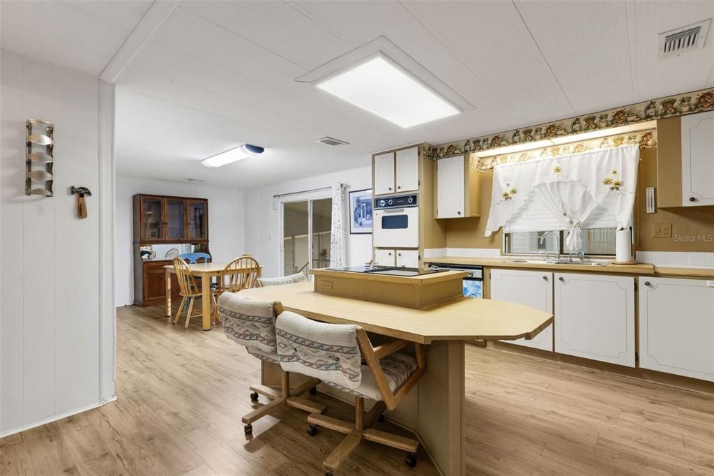 На продажу: $129,900 (2 спален, 2 ванн, 1344 Квадратных фут)