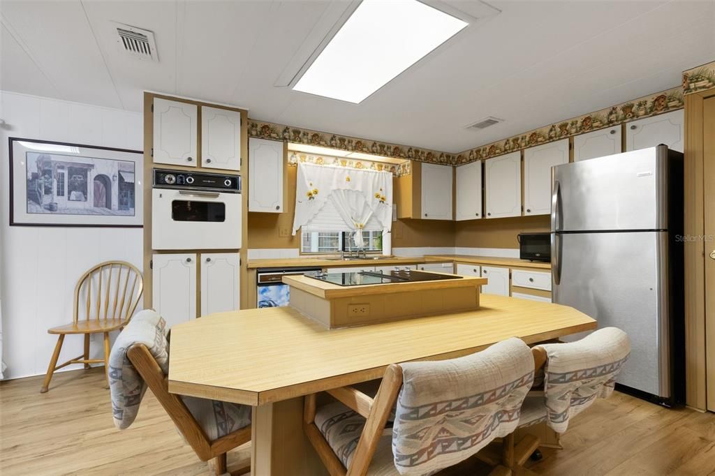 На продажу: $129,900 (2 спален, 2 ванн, 1344 Квадратных фут)