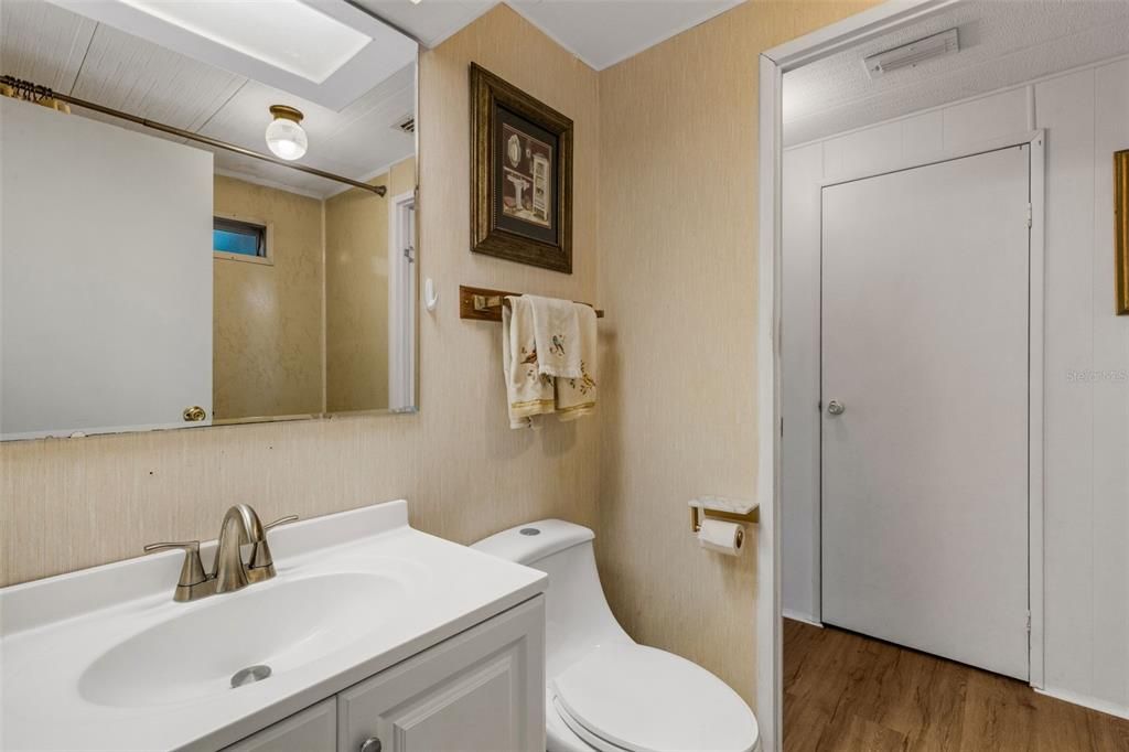 На продажу: $129,900 (2 спален, 2 ванн, 1344 Квадратных фут)