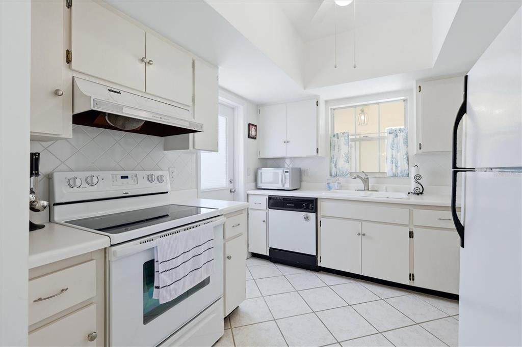 For Sale: $229,900 (2 beds, 2 baths, 1155 Square Feet)