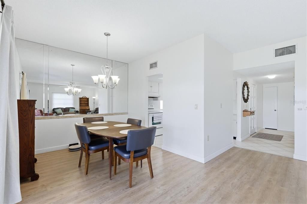 For Sale: $229,900 (2 beds, 2 baths, 1155 Square Feet)